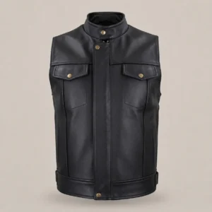 frente de un chaleco de cuero color negro con dos bolsos en el pecho, cuello mao con botones de presion y cierre dorado