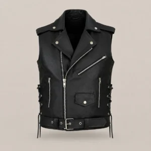 vista frotal del diseño de chaleco para hombre rockero en color negro, destaca los cierres plateados, solapa con adornos plateados, hebilla ancha en la cintura y tiras de cuero callendo a los costados