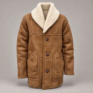 Chamarra tipo Marlboro larga color natural de piel de borrego para hombre, vista frontal con cuello de borrega y botones.